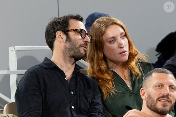 Sarah Stern et son compagnon Sébastien Lipszyc dans les tribunes lors des Internationaux de France de Tennis de Roland Garros 2025, à Paris, France, le 27 mai 2025. © Jacovides-Moreau/Bestimage