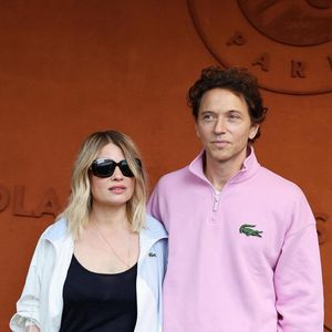 Mélanie Thierry et son compagnon, le chanteur Raphaël - Les célébrités au village lors des Internationaux de France de tennis de Roland Garros 2024 à Paris. Le 29 mai 2024.
© Jacovides-Moreau / Bestimage