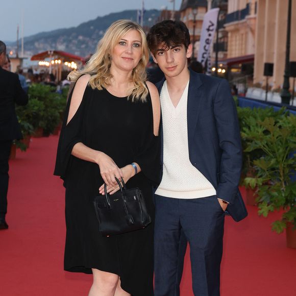 Amanda Sthers et Léon Hesby sur le tapis rouge du prix du court métrage lors du 37ème festival du film de Cabourg, le 16 juin 2023.