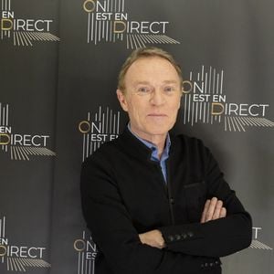 Christophe Hondelatte Pour son émission sur Europe 1 " Hondelatte raconte " - Backstage de l'émission OEED (On Est En Direct) , présentée par L.Ruquier et diffusée en direct le 20 mars 2021 sur France 2.   Paris, le 20 mars 2021.  © Jack Tribeca / Bestimage