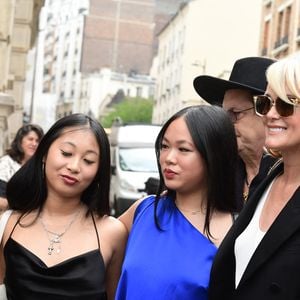 Une situation stressante pour Laeticia Hallyday d'autant que sa cadette va prochainement faire sa rentrée au lycée français de Los Angeles

Laeticia Hallyday et ses filles Jade et Joy à leur arrivée au mariage de Claude Lelouch à la mairie du 18ème à Paris. Le 17 juin 2023. © Agence / Bestimage