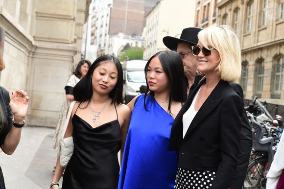 Une situation stressante pour Laeticia Hallyday d'autant que sa cadette va prochainement faire sa rentrée au lycée français de Los Angeles

Laeticia Hallyday et ses filles Jade et Joy à leur arrivée au mariage de Claude Lelouch à la mairie du 18ème à Paris. Le 17 juin 2023. © Agence / Bestimage