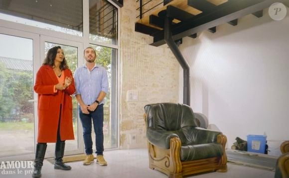 Une ancienne grange avec un étage.

Julien, nouvel agriculteur de "L'amour est dans le pré". M6