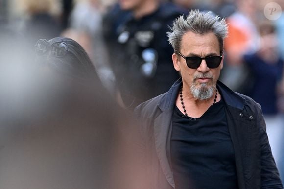 Florent Pagny assiste aux funérailles de Thierry Ardisson à l'église Saint Roch à Paris, France, le 17 juillet 2025. Photo par Franck Castel/Abaca