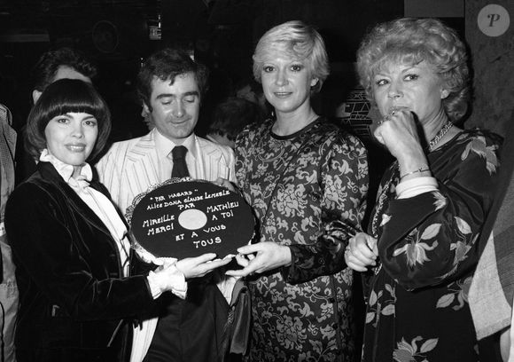Mireille Mathieu, Claude Lemesle et Alice Dona - Soirée François Patrice en l'honneur d'un disque d'or de Mireille Mathieu pour sa chanson "Par hasard" de Claude Lemesle et Alice Dona à Paris le 12 octobre 1979. 

© Jean-Claude Woesteland/ Bestimage