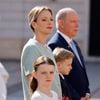 Cette visite d’État marque aussi une étape importante pour Jacques et Gabriella, qui ont récemment effectué leur première visite officielle en France

Le Prince Albert II de Monaco (à droite), la Princesse Charlène (2ème à gauche) et leurs enfants Gabriella
(2e à gauche) et Jacques (2e à droite) attendent l'arrivée du président français pour une visite d'État de deux jours. Photo by Ludovic Marin/Pool/ABACAPRESS.COM