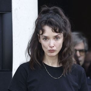 Charlotte Le Bon  aux obsèques de M.Satrapi au Crématorium du Père-Lachaise à Paris, le 19 juin 2026.
© Cyril Moreau / Bestimage