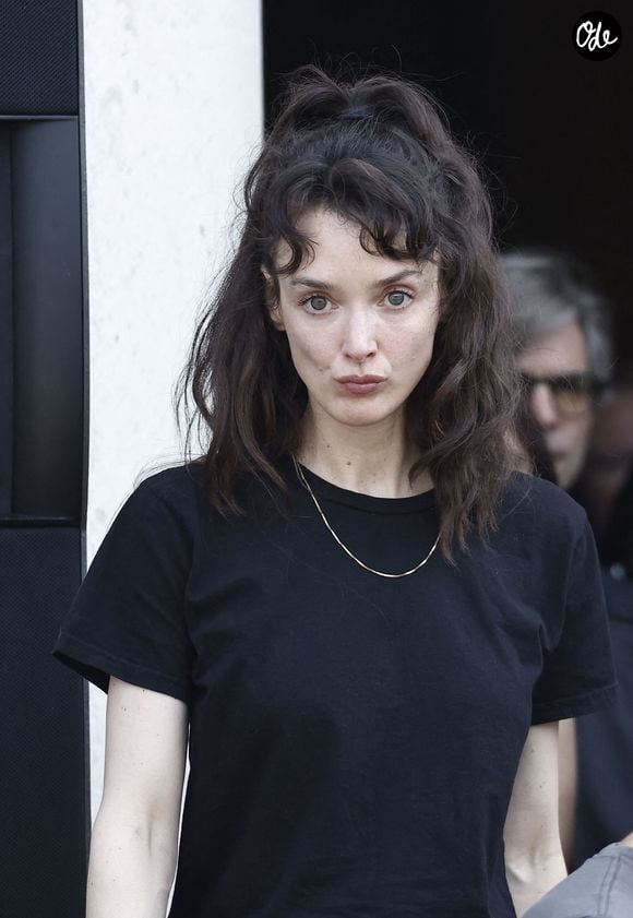 Charlotte Le Bon  aux obsèques de M.Satrapi au Crématorium du Père-Lachaise à Paris, le 19 juin 2026.
© Cyril Moreau / Bestimage