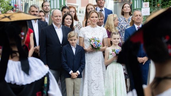 Charlene de Monaco sublime en robe brodée aux côtés de sa fille Gabriella, adorable en robe Dior