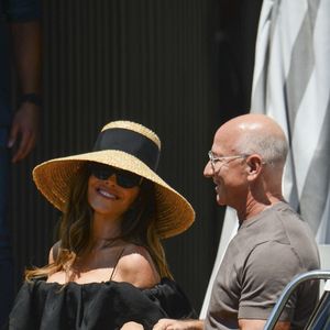 Jeff Bezos et sa femme Lauren Sanchez sortent de leur hôtel de Venise un jour après s'être mariés. Backgrid UK/Bestimage