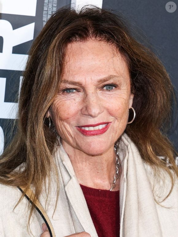À l'époque, elle tombe immédiatement amoureuse du frenchie de vingt ans son cadet. 

Jacqueline Bisset - Première du film "Emilia Perez" lors de la soirée d'ouverture du Festival du Film "The American French Film Festival" à Los Angeles. Le 29 octobre 2024