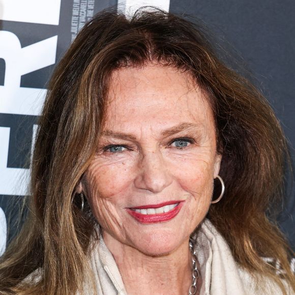 À l'époque, elle tombe immédiatement amoureuse du frenchie de vingt ans son cadet. 

Jacqueline Bisset - Première du film "Emilia Perez" lors de la soirée d'ouverture du Festival du Film "The American French Film Festival" à Los Angeles. Le 29 octobre 2024