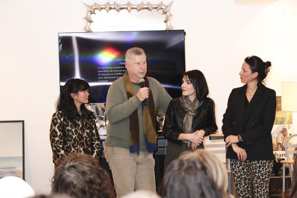 “Aujourd’hui, j’ai été opéré il y a une semaine, regardez, je suis chez vous”, conclut-il

Exclusif - Ly Danh (Directrice Marketing & Communication de Défi d'Elles), Pascal Bataille, Lorène Vivier, Christelle Gauzet (présidente de Défi d'Elles), lors de la conférence de presse de "Défi d'Elles" à l'appartement Club Med de Passy à Paris le 15 janvier 2025.

© Jack Tribeca / Bestimage