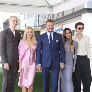 11 juin 2026, Los Angeles, Californie, États-Unis : Romeo Beckham, Harper Beckham, David Beckham, Victoria Beckham et Cruz Beckham lors d'une cérémonie en l'honneur de l'actrice Jessica Chastain, à qui l'on a décerné une étoile sur le Walk of Fame d'Hollywood. (Crédit photo : © Nina Prommer/ZUMA Press Wire / Bestimage)