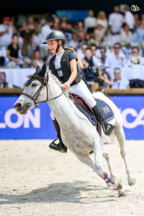 Giulia Sarkozy sur Valentine Du Delta au Prix Kids Cup Decathlon de la 12ème édition Longines Paris Eiffel Jumping au pied de la Tour Eiffel sur le Champ-de-Mars à Paris, France, le 20 juin 2026. © Perusseau-Veeren/Bestimage # Giulia Sarkozy during the Kids Cup Decathlon Prize at the 12th edition of the "Longines Paris Eiffel Jumping" at Champ-de-Mars near Eiffel Tower in Paris, France, on June 20, 2026. | 00760396