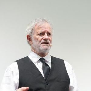 - Francis Huster présente en avant-première sa nouvelle création « Un cancre au paradis - Francis Huster célèbre Sacha Guitry » à l'occasion du Festival Les Hérault du Cinéma et de la Télévision 2026 au Cap d'Agde le 21 juin2026.

© Anne-Sohie Guebey / Bestimage