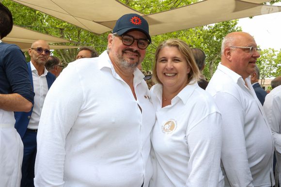 Les Chefs à Saint-Tropez fêtent les producteurs 2025 - Inauguration de la 5e édition,  les Chefs et les producteurs se retrouvent sur la place des Lices à Saint-Tropez, le 3 mai 2025. La Cheffe Stéphanie Le Quellec et son mari David Le Quellec. ©Jean-Marc Lhomer / Bestimage.