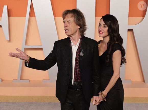Mick Jagger et Melanie Hamrick assistent à la 2025 Vanity Fair Oscar Party au Wallis Annenberg Center for the Performing Arts le 02 mars 2025 à Beverly Hills, Californie.