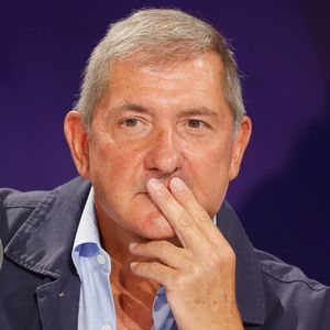 Il a confié avoir été blessé par ces départs, évoquant un "été épouvantable" marqué par une grande solitude.

Yves Calvi (nouvelle recrue) - Conférence de presse de rentrée de BFMTV saison 2021/2022 à l'Altice Campus à Paris, France, le 25 août 2021. © Christophe Clovis/Bestimage