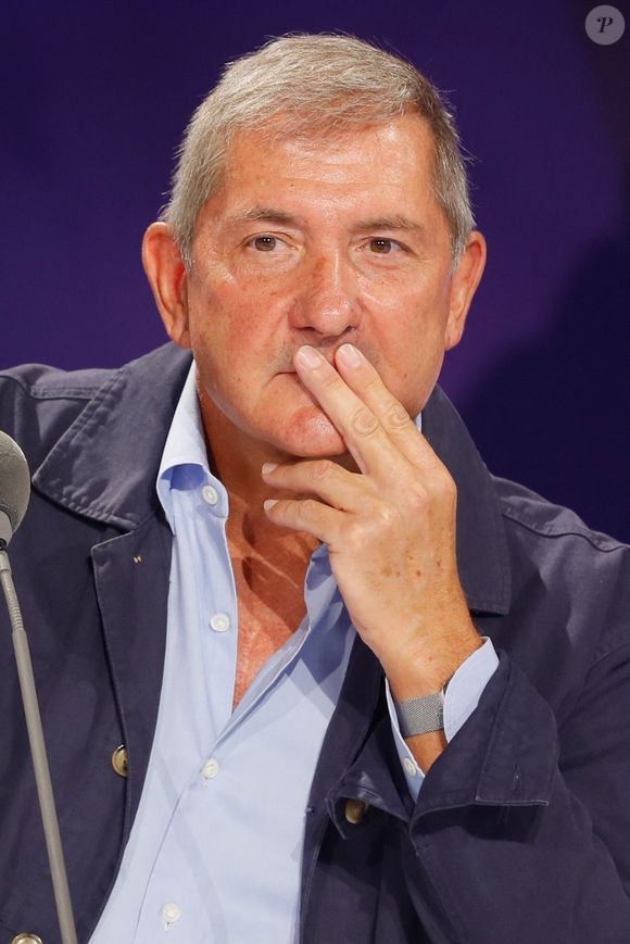 Il a confié avoir été blessé par ces départs, évoquant un "été épouvantable" marqué par une grande solitude.

Yves Calvi (nouvelle recrue) - Conférence de presse de rentrée de BFMTV saison 2021/2022 à l'Altice Campus à Paris, France, le 25 août 2021. © Christophe Clovis/Bestimage