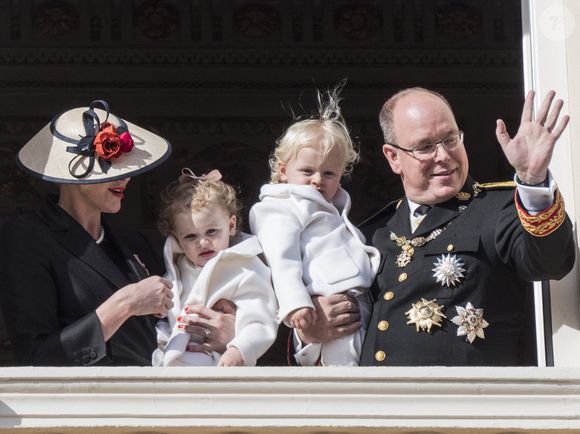 Principauté de Monaco - Monaco Ville
Palais Royal, le 19 novembre 2016
Célébration de la fête nationale dans la Principauté de Monaco. La famille royale au balcon assiste au défilé religieux et militaire sur la place du palais.
Sur la photo : S.A.S. le Prince Albert II et la Princesse Charlène de Monaco avec les petits princes Jacques et Gabriella. Photo by ABACAPRESS.COM