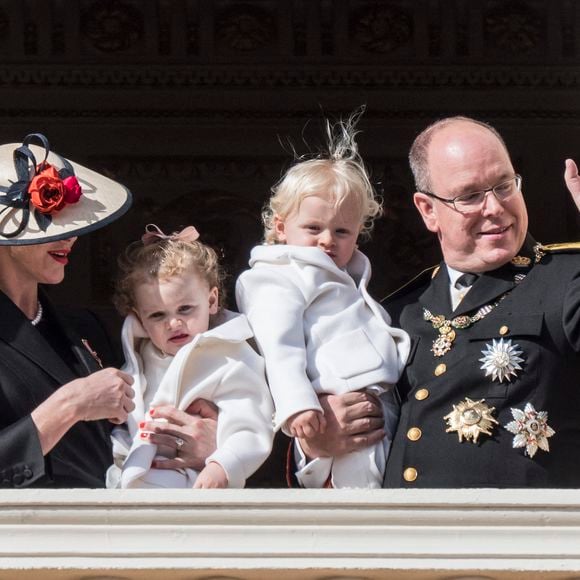 Principauté de Monaco - Monaco Ville
Palais Royal, le 19 novembre 2016
Célébration de la fête nationale dans la Principauté de Monaco. La famille royale au balcon assiste au défilé religieux et militaire sur la place du palais.
Sur la photo : S.A.S. le Prince Albert II et la Princesse Charlène de Monaco avec les petits princes Jacques et Gabriella. Photo by ABACAPRESS.COM