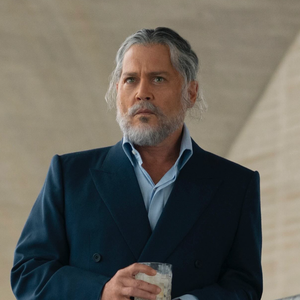Cheveux et barbe blanches ainsi que yeux bleus, il est méconnaissable.

Image du tournage de "Day drinker" avec Johnny Depp
