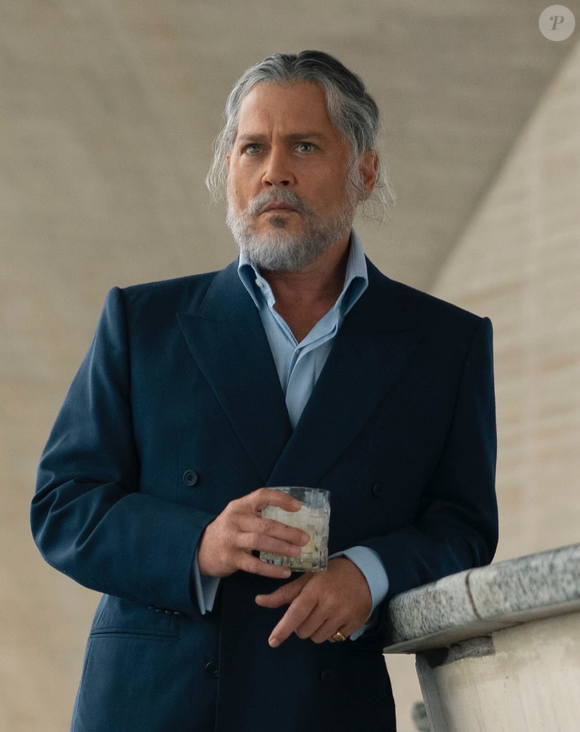 Cheveux et barbe blanches ainsi que yeux bleus, il est méconnaissable.
Image du tournage de "Day drinker" avec Johnny Depp