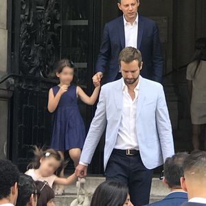 Exclusif - Marc-Olivier Fogiel avec son mari François Roelants et leurs filles Lily et Mila, Anne Hidalgo - Bruno Julliard (Premier Adjoint à la Maire de Paris chargé de la culture, du patrimoine, des métiers d'art, des relations avec les arrondissements et de la nuit) s'est marié avec Paul Le Goff à la mairie du 10ème arrondissement de Paris le 8 juillet 2017.