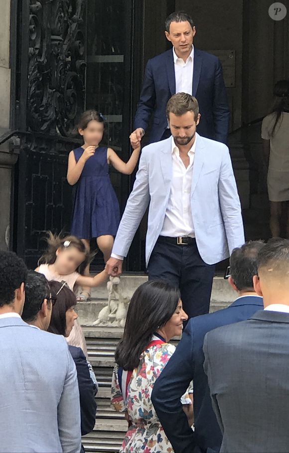 Exclusif - Marc-Olivier Fogiel avec son mari François Roelants et leurs filles Lily et Mila, Anne Hidalgo - Bruno Julliard (Premier Adjoint à la Maire de Paris chargé de la culture, du patrimoine, des métiers d'art, des relations avec les arrondissements et de la nuit) s'est marié avec Paul Le Goff à la mairie du 10ème arrondissement de Paris le 8 juillet 2017.