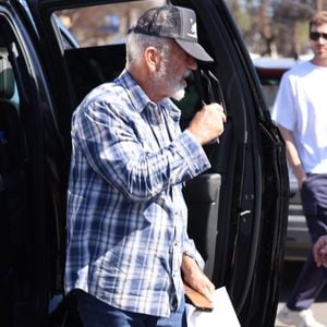 Altadena, CA - Mel Gibson a abordé la question des incendies en Californie du Sud lors d'un séjour à Altadena, critiquant les responsables gouvernementaux pour leur gestion de la crise. Backgrid USA / Bestimage