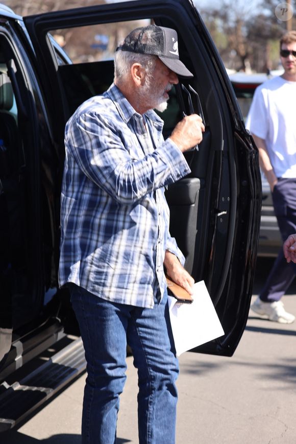 Altadena, CA - Mel Gibson a abordé la question des incendies en Californie du Sud lors d'un séjour à Altadena, critiquant les responsables gouvernementaux pour leur gestion de la crise. Backgrid USA / Bestimage