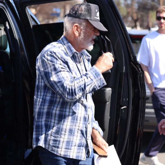 Altadena, CA - Mel Gibson a abordé la question des incendies en Californie du Sud lors d'un séjour à Altadena, critiquant les responsables gouvernementaux pour leur gestion de la crise. Backgrid USA / Bestimage