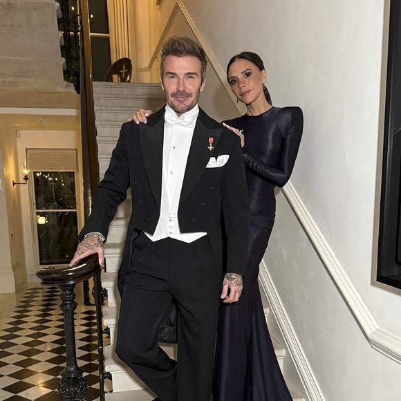 Dans le domaine de la fashion, elle excelle, comme à la tête de sa merveilleuse tribu de quatre enfants. 

David et Victoria Beckham sur Instagram, en 2024.Photo Press Service / BESTIMAGE