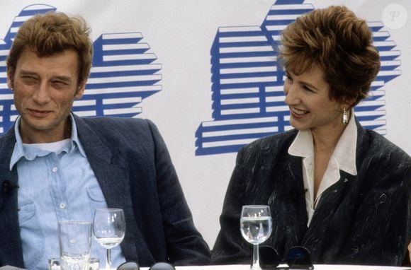 Vendue en 2008, la propriété est aujourd’hui en partie laissée à l’abandon selon plusieurs sources...

Johnny Hallyday et Nathalie Baye en interview sur TF1.  © APS-Medias/Abacapress.com