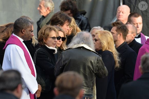 Nathalie Baye, Laura Smet, Tony Scotti, Sylvie Vartan, David Hallyday - Sorties de l'église de la Madeleine après les obsèques de Johnny Hallyday à Paris le 9 décembre 2017.
© Veeren / Bestimage