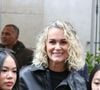 Le parcours d’adoption était déjà bien engagé. Tout se stoppera lorsque Johnny sombrera dans le coma à Los Angeles en décembre 2009.
Joy Hallyday, Jade Hallyday et Laeticia Hallyday dévoilent une plaque en hommage à Johnny Hallyday devant l'immeuble où a grandi cet enfant du 9e arrondissement de Paris, le 22 décembre 2023 à Paris, France. Photo par Nasser Berzane/ABACAPRESS.COM