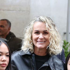 Le parcours d’adoption était déjà bien engagé. Tout se stoppera lorsque Johnny sombrera dans le coma à Los Angeles en décembre 2009.

Joy Hallyday, Jade Hallyday et Laeticia Hallyday dévoilent une plaque en hommage à Johnny Hallyday devant l'immeuble où a grandi cet enfant du 9e arrondissement de Paris, le 22 décembre 2023 à Paris, France. Photo par Nasser Berzane/ABACAPRESS.COM