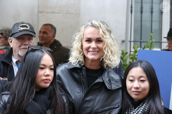 Le parcours d’adoption était déjà bien engagé. Tout se stoppera lorsque Johnny sombrera dans le coma à Los Angeles en décembre 2009.

Joy Hallyday, Jade Hallyday et Laeticia Hallyday dévoilent une plaque en hommage à Johnny Hallyday devant l'immeuble où a grandi cet enfant du 9e arrondissement de Paris, le 22 décembre 2023 à Paris, France. Photo par Nasser Berzane/ABACAPRESS.COM