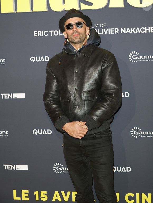 Avec l'artiste contemporain et réalisateur français JR, il démarrait la réalisation d'un nouveau documentaire intimiste et profondément touchant.

JR (artiste) - Première du film "Juste une illusion" au cinéma Le Grand Rex à Paris le 22 mars 2026. © Coadic Guirec/Bestimage