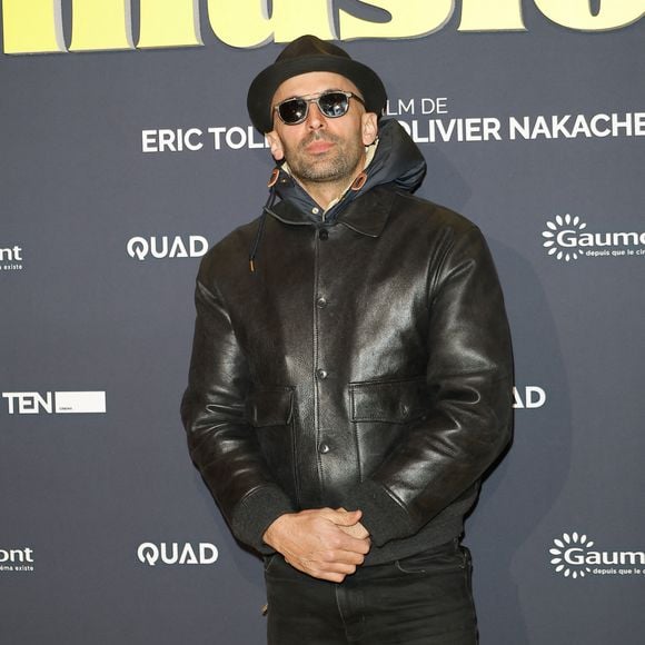 Avec l'artiste contemporain et réalisateur français JR, il démarrait la réalisation d'un nouveau documentaire intimiste et profondément touchant.

JR (artiste) - Première du film "Juste une illusion" au cinéma Le Grand Rex à Paris le 22 mars 2026. © Coadic Guirec/Bestimage