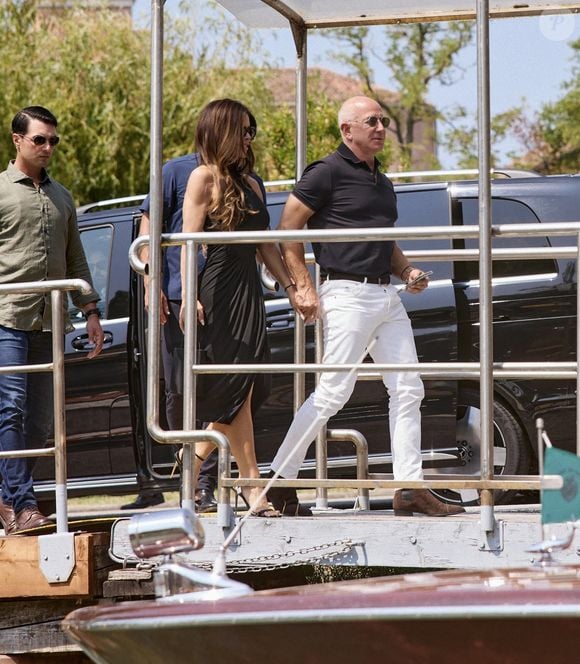 Jeff Bezos et sa fiancée Lauren Sanchez accostent devant le palace Aman en gondole à Venise, la veille de leur mariage (26 - 28 juin 2025), le 25 juin 2025. Backgrid USA / Bestimage