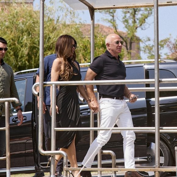 Jeff Bezos et sa fiancée Lauren Sanchez accostent devant le palace Aman en gondole à Venise, la veille de leur mariage (26 - 28 juin 2025), le 25 juin 2025. Backgrid USA / Bestimage