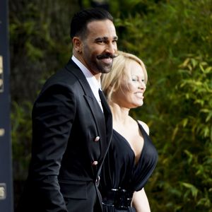 Adil Rami et sa compagne Pamela Anderson arrivent à la 28ème cérémonie des trophées UNFP (Union nationale des footballeurs professionnels) au Pavillon d'Armenonville à Paris, France, le 19 mai 2019. Panoramic / Bestimage