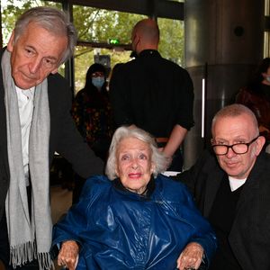 Costa-Gavras, Micheline Presle, Jean-Paul Gaultier - Visite privée de l'exposition Cinémode par Jean-Paul Gaultier à la cinémathèque française à Paris le 3 octobre 2021. © Veeren Ramsamy - Christophe Clovis/Bestimage