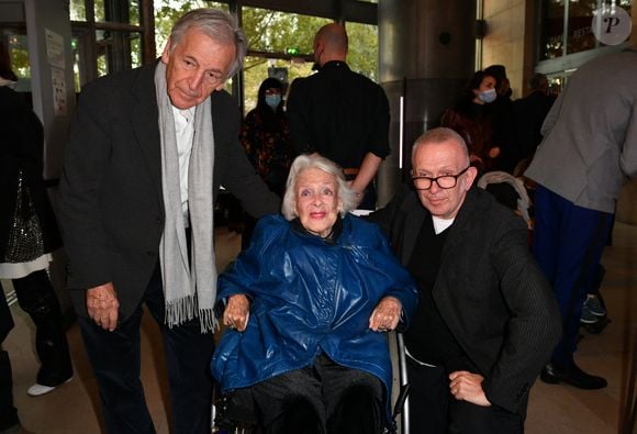 Costa-Gavras, Micheline Presle, Jean-Paul Gaultier - Visite privée de l'exposition Cinémode par Jean-Paul Gaultier à la cinémathèque française à Paris le 3 octobre 2021. © Veeren Ramsamy - Christophe Clovis/Bestimage