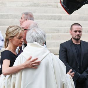 Audrey Crespo-Mara et son fils Sékou - Sorties des obsèques de Thierry Ardisson en l’église Saint-Roch de Paris, France, le 17 juillet 2025. © Clovis-Jacovides/Bestimage