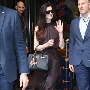 Anne Hathaway quitte une étape de la tournée presse du “Diable s'habille en Prada 2” au Four Seasons à Manhattan, avec son Birkin.

© Bestimage