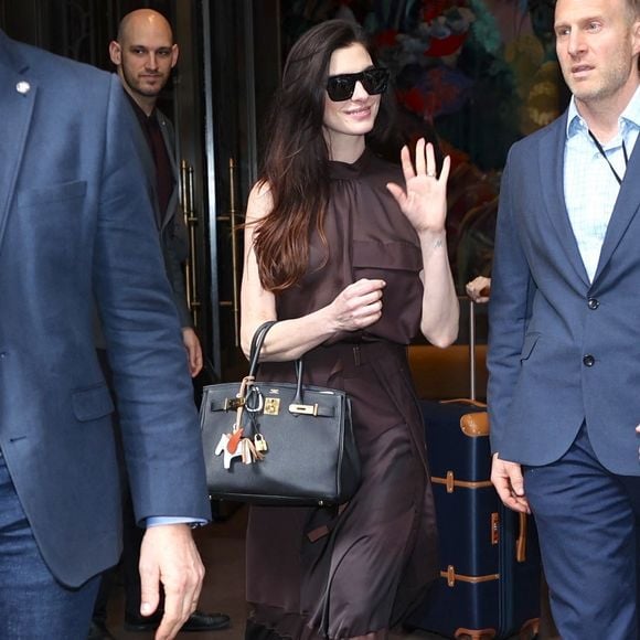 Anne Hathaway quitte une étape de la tournée presse du “Diable s'habille en Prada 2” au Four Seasons à Manhattan, avec son Birkin.

© Bestimage
