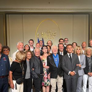 "La France vous dit merci pour avoir mis des chevaux dans nos rêves et de la fraternité dans vos chansons", lui a notamment déclaré le président de la République.

Damien Nougarède, Mireille Dumas, Dave, Hugues Aufray et sa femme Murielle, Emmanuel et Brigitte Macron - Hugues Aufray (97 ans) a été élevé au rang de commandeur de l'ordre national du Mérite par Emmanuel Macron au palais de l’Elysée à Paris le 15 septembre 2026.